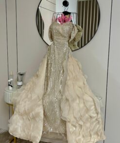 فستان فاخر بتطريزات فضية وتصميم ملكي