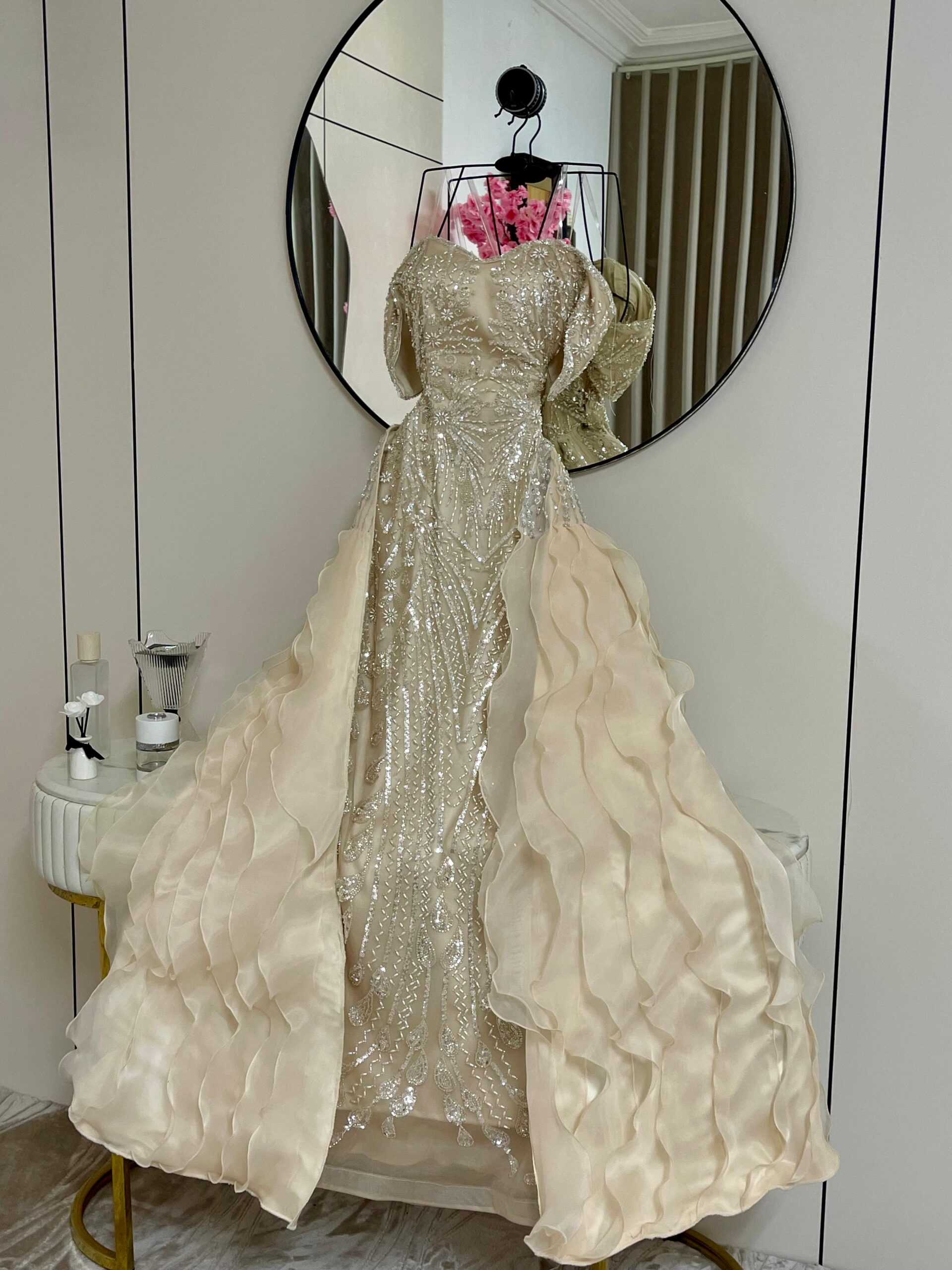 فستان فاخر بتطريزات فضية وتصميم ملكي