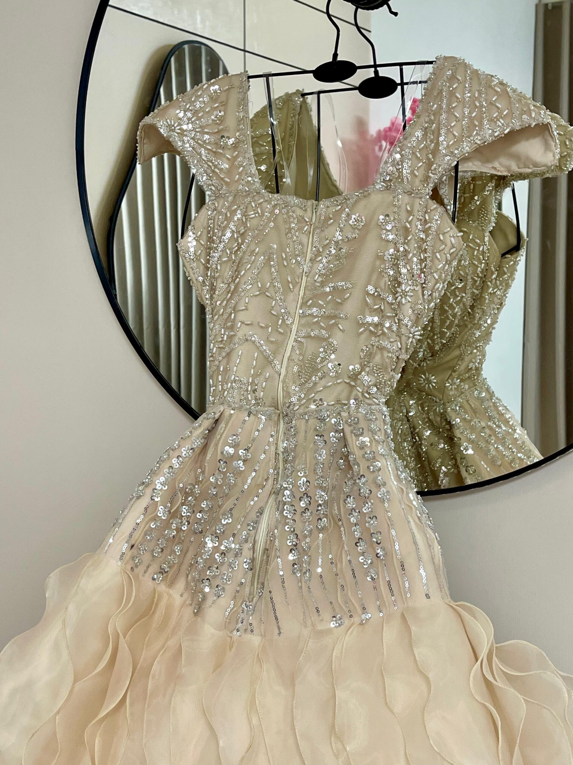 فستان فاخر بتطريزات فضية وتصميم ملكي - الصورة 5