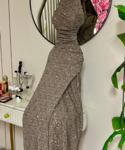 فستان بيج لامع بتطريزات بديعة وتصميم عصري