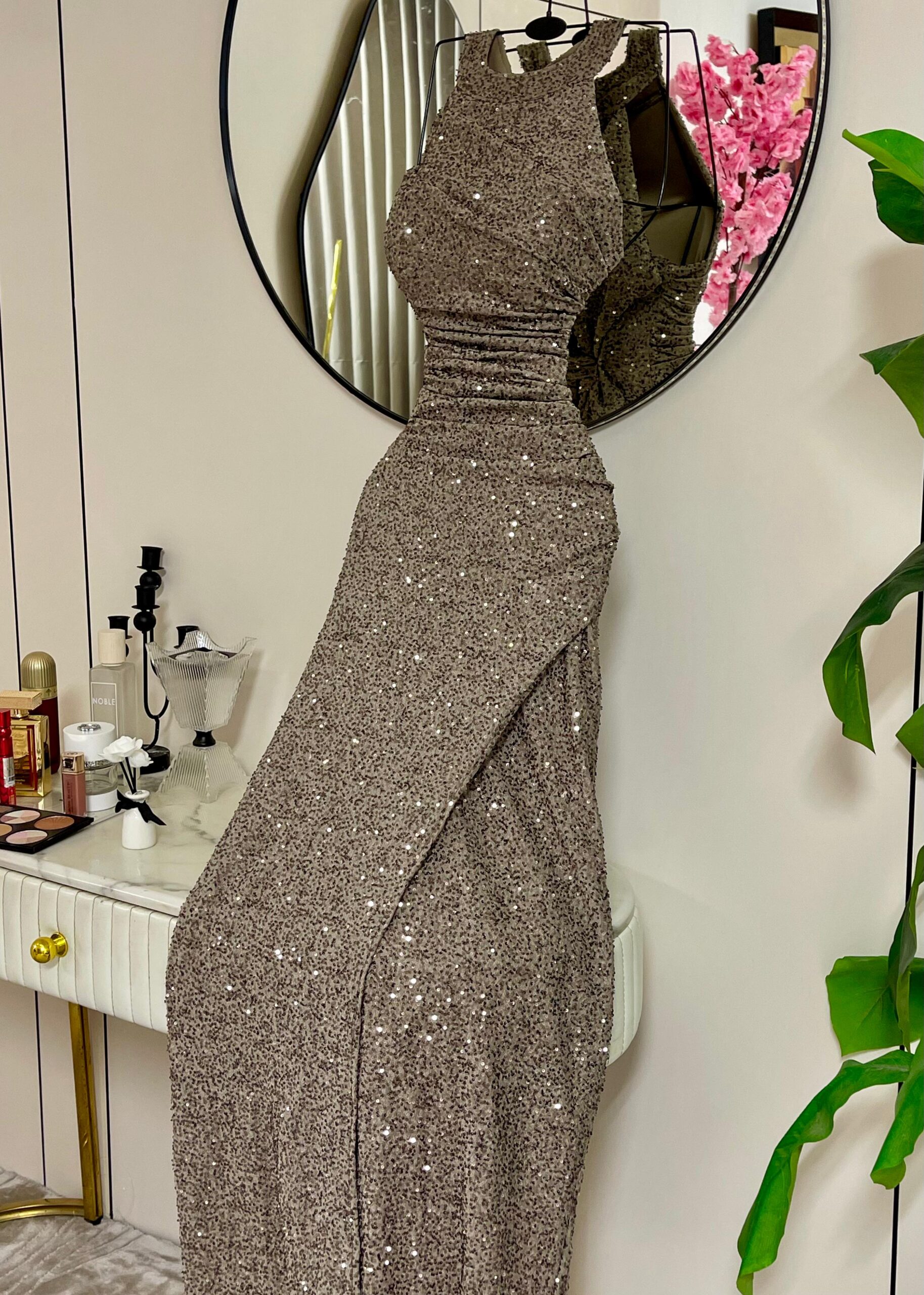 فستان بيج لامع بتطريزات بديعة وتصميم عصري