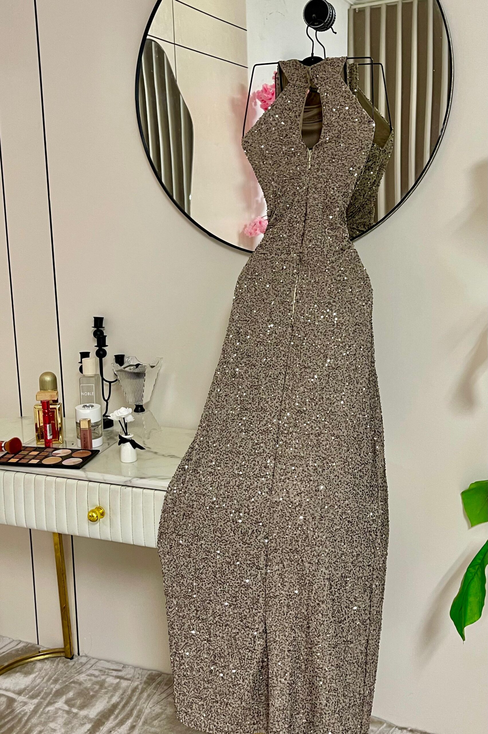 فستان بيج لامع بتطريزات بديعة وتصميم عصري - الصورة 3