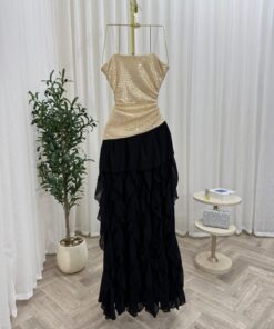 Alternative view of فستان ذهبي وأسود مع تطريزات لامعة وتنورة طبقات