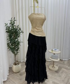 فستان ذهبي وأسود مع تطريزات لامعة وتنورة طبقات