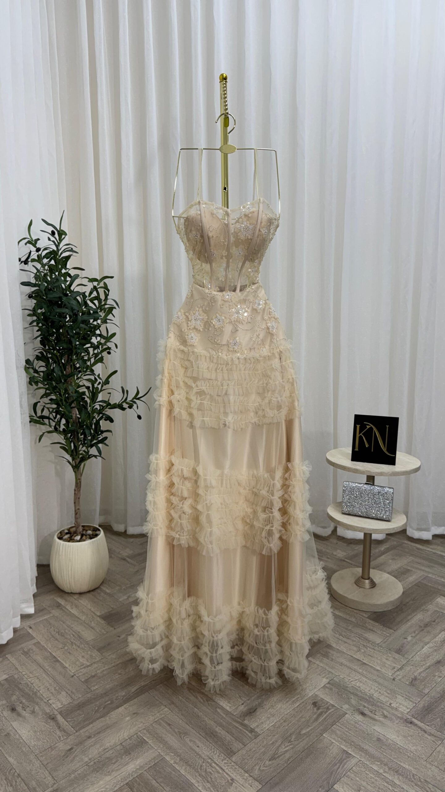 فستان بيج فاخر مع تطريزات لؤلؤية ونقوش زهرية - الصورة 2