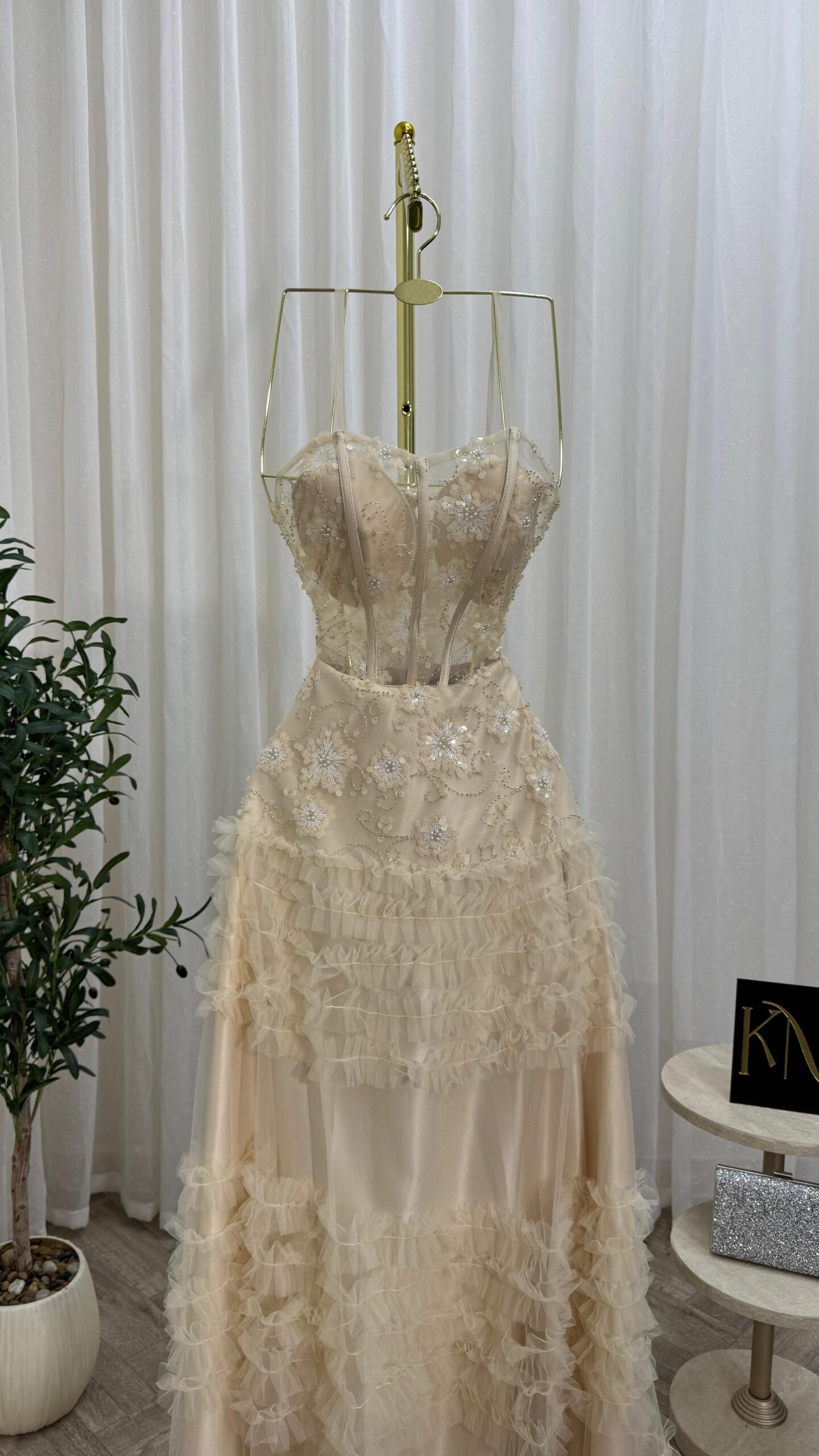 فستان بيج فاخر مع تطريزات لؤلؤية ونقوش زهرية - الصورة 4