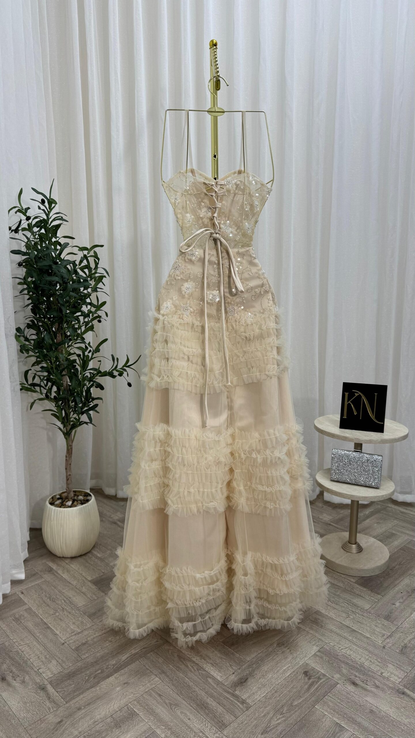 فستان بيج فاخر مع تطريزات لؤلؤية ونقوش زهرية - الصورة 3