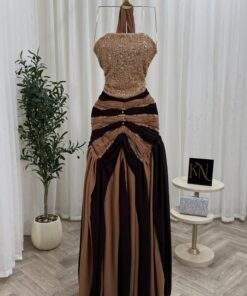 فستان بني وذهبي مزين بتطريزات لؤلؤية