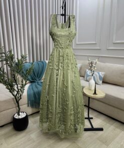 فستان أخضر فاتح مزين بتطريزات