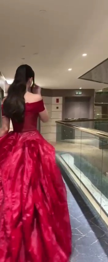 فستان سهرة لون أحمر - الصورة 2