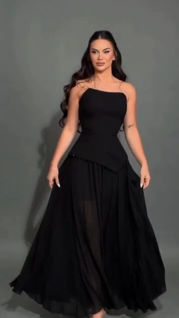 فستان سهرة أسود طويل بقصة هالتر وتنورة واسعة