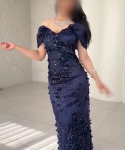 فستان الأزرق الداكن مع تفاصيل الزهور اللامعة من روزيتا"