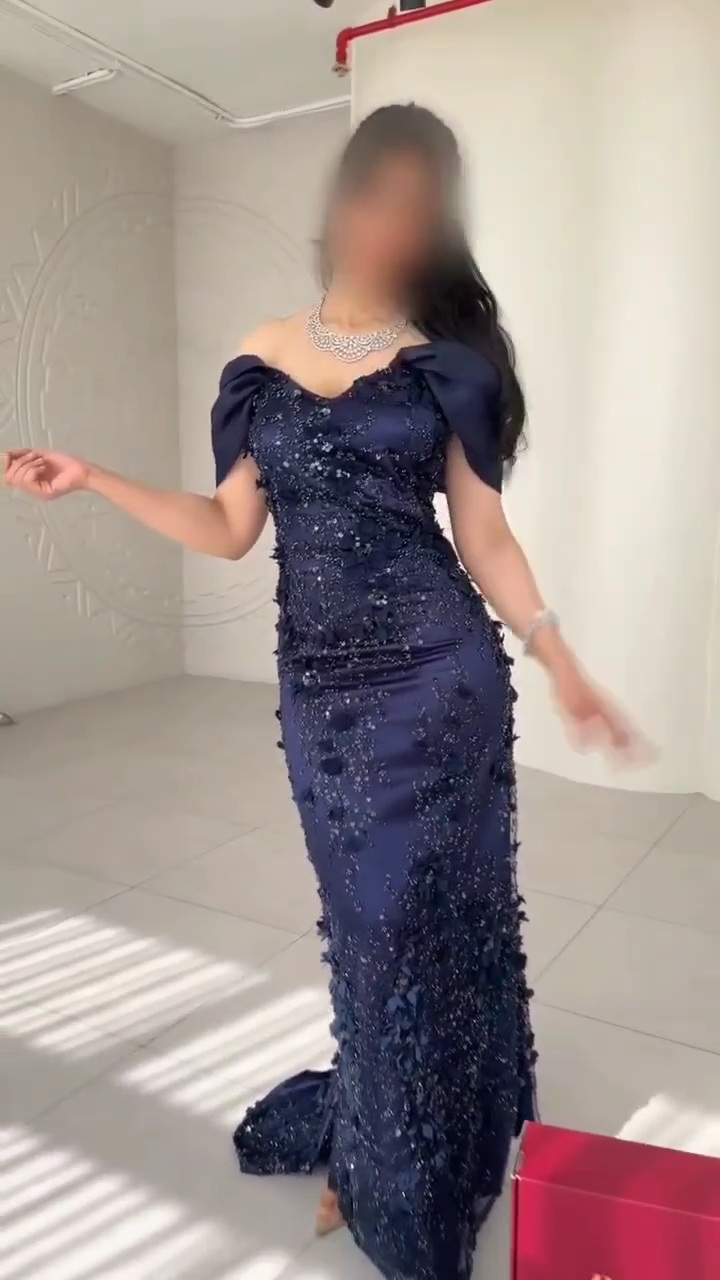فستان الأزرق الداكن مع تفاصيل الزهور اللامعة من روزيتا"