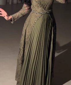 فستان بيج فاخر بتطريزات لؤلؤية وأكمام طويلة