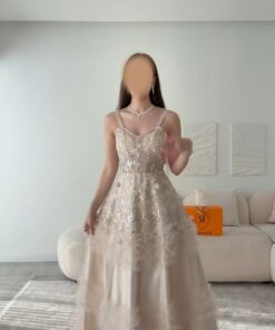 فستان بيج فاخر مع تطريزات لؤلؤية ونقوش زهرية