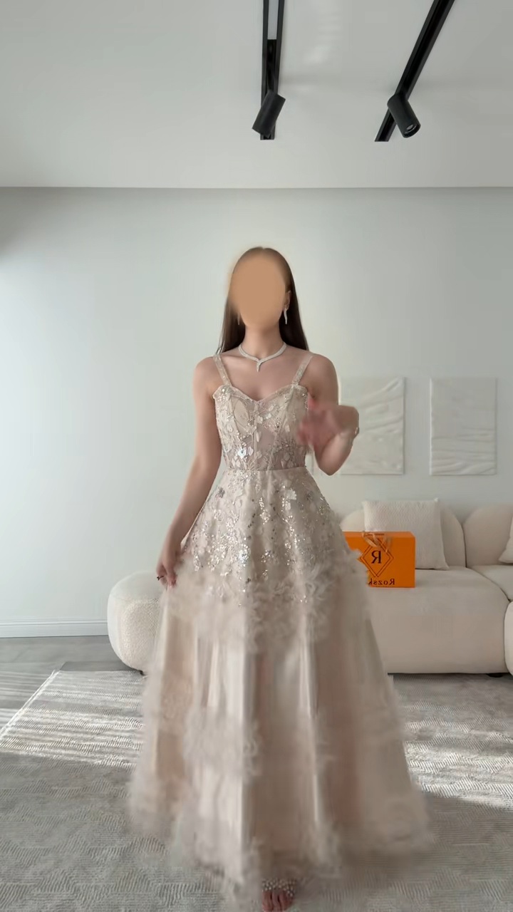فستان بيج فاخر مع تطريزات لؤلؤية ونقوش زهرية