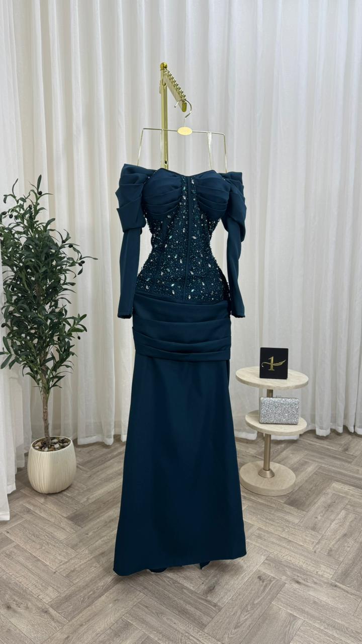 فستان سهرة أزرق بترولي مطرز بتصميم أوف شولدر وأكمام فاخرة - الصورة 3