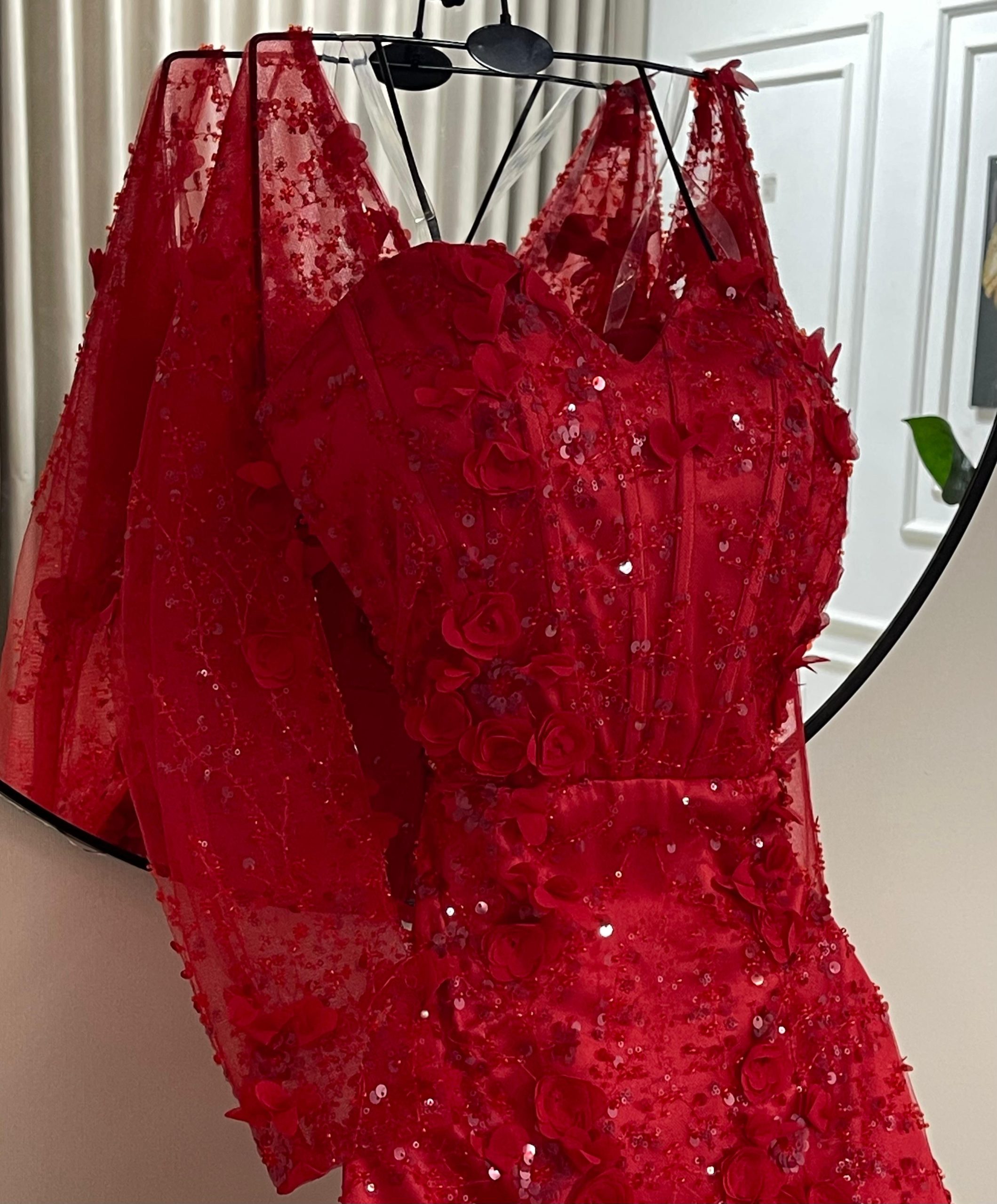 فستان أحمر فاخر إطلالة أنثوية راقية" - الصورة 3