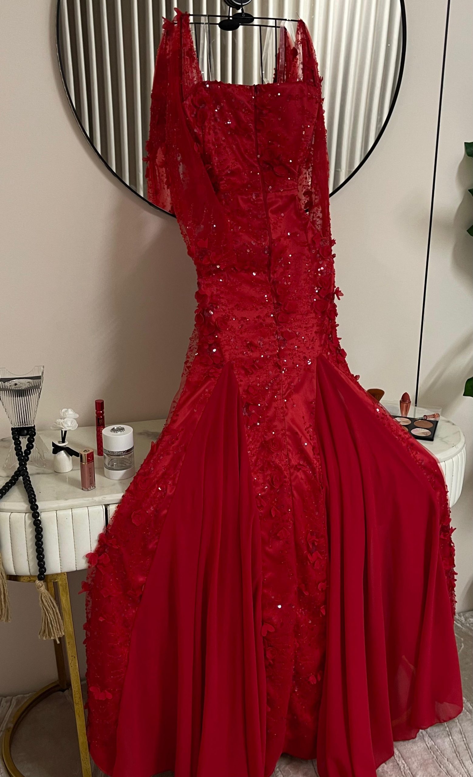 فستان أحمر فاخر إطلالة أنثوية راقية" - الصورة 2