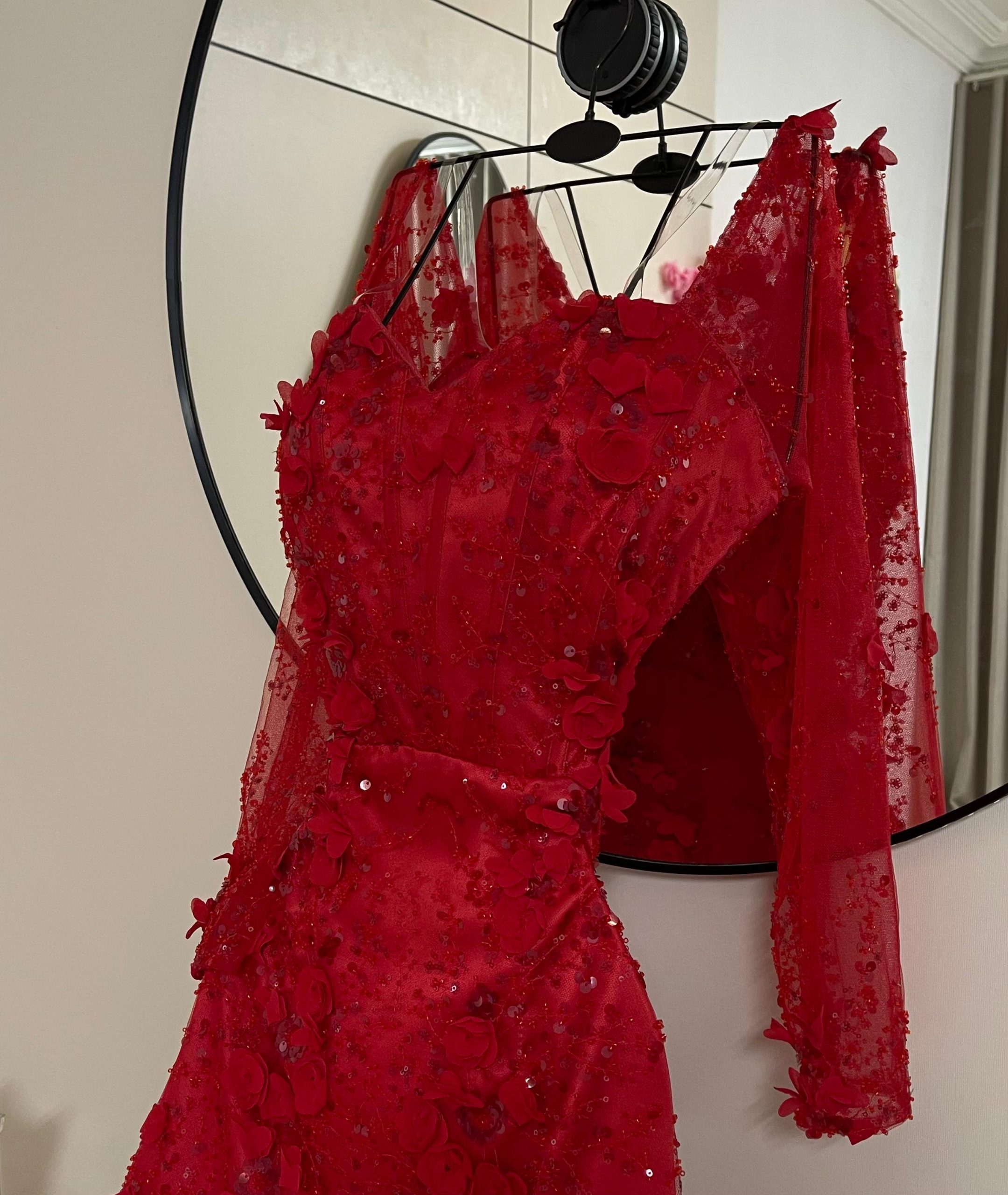 فستان أحمر فاخر إطلالة أنثوية راقية" - الصورة 4