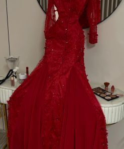 فستان أحمر فاخر إطلالة أنثوية راقية"
