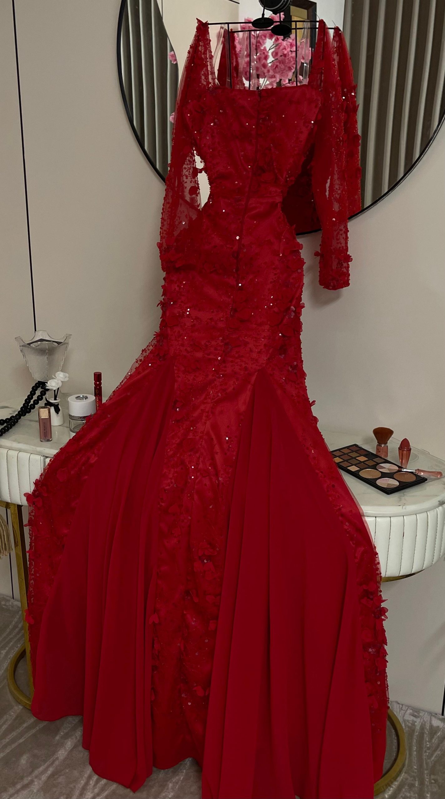 فستان أحمر فاخر إطلالة أنثوية راقية"