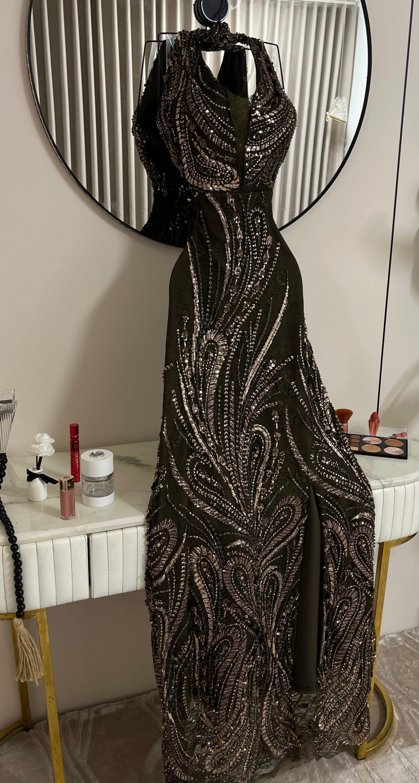 فستان زيتي لامع بتفاصيل تطريز براقة من روزيتا - الصورة 2