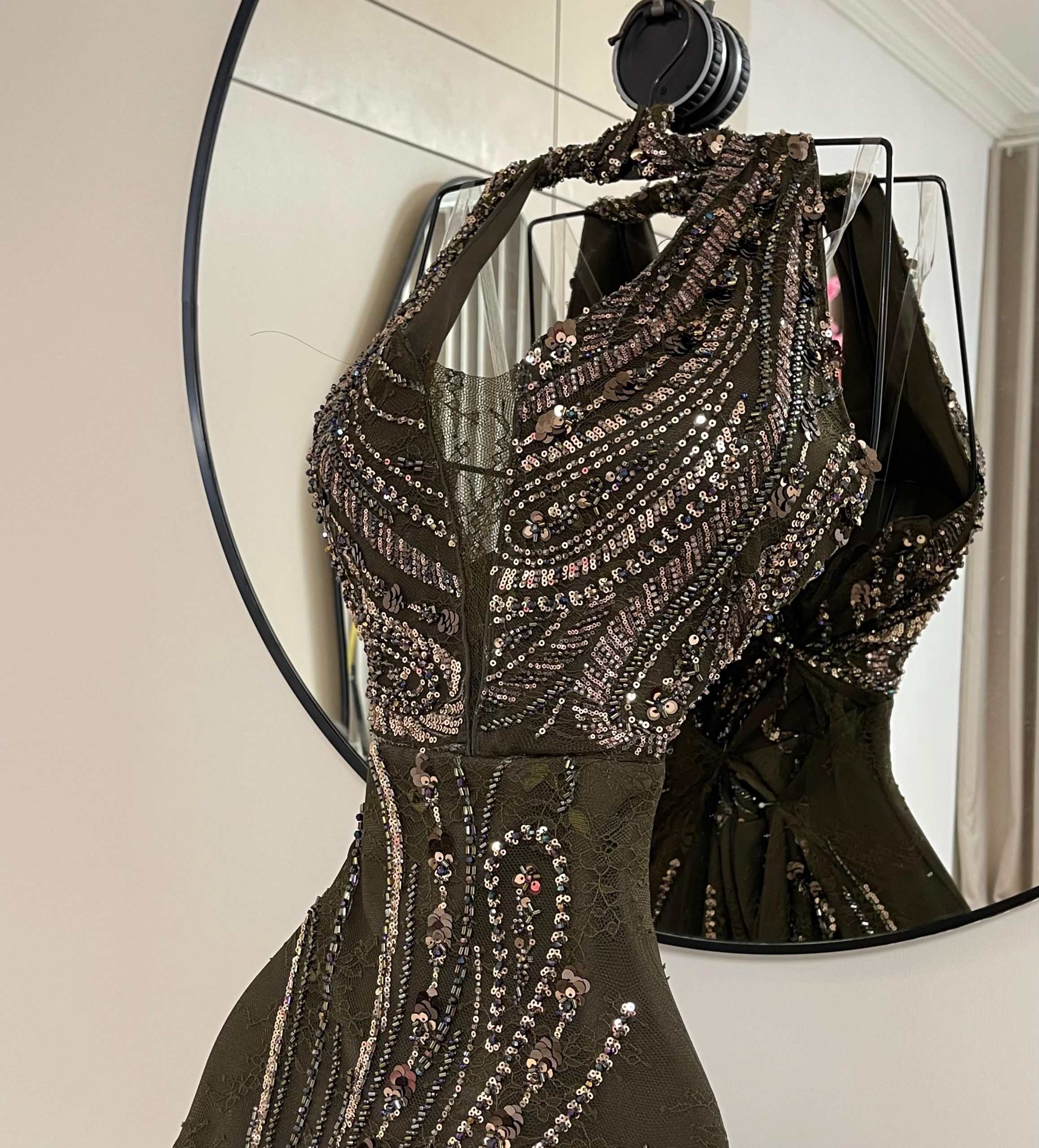 فستان زيتي لامع بتفاصيل تطريز براقة من روزيتا - الصورة 4