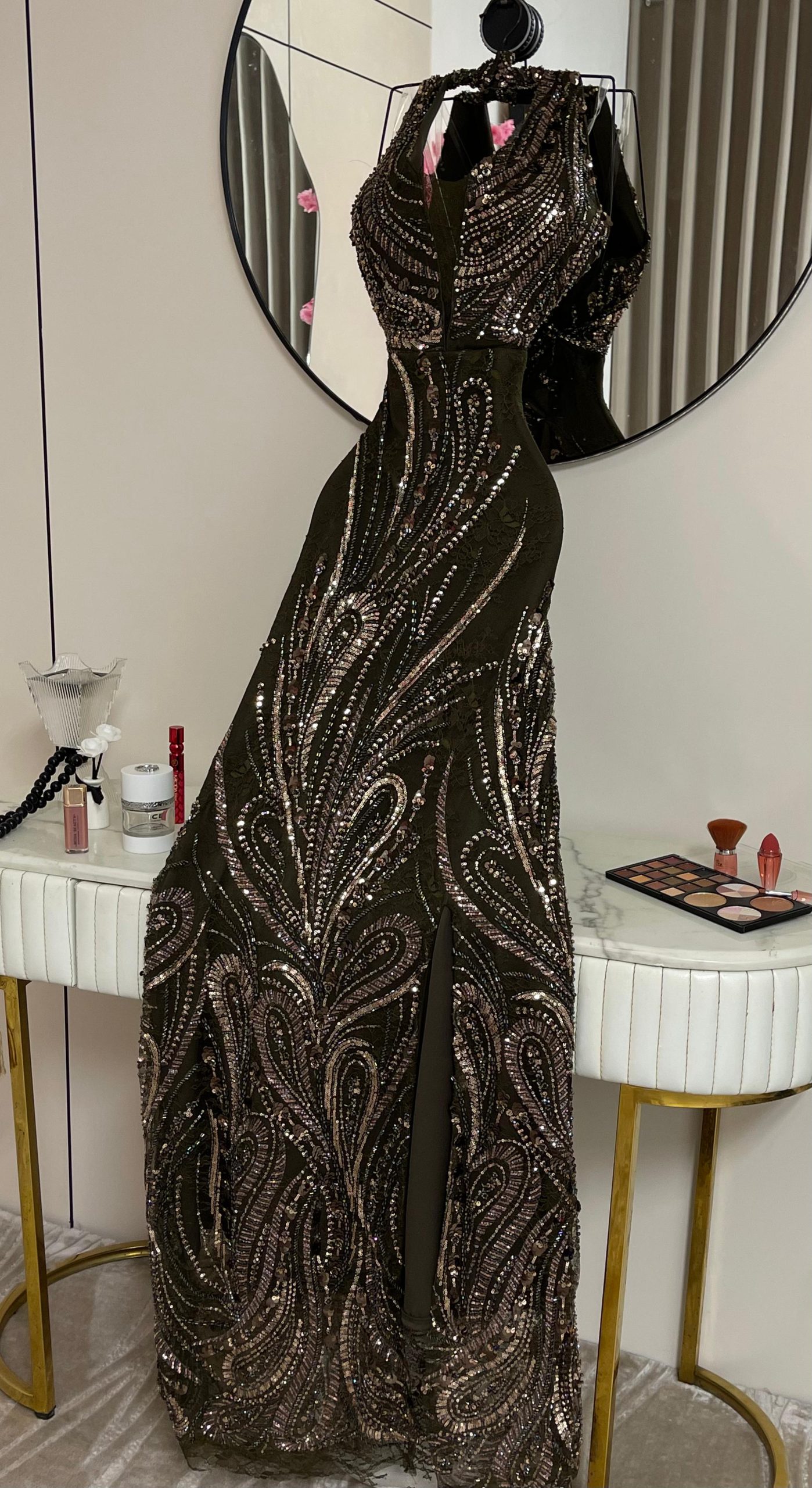 فستان زيتي لامع بتفاصيل تطريز براقة من روزيتا - الصورة 3