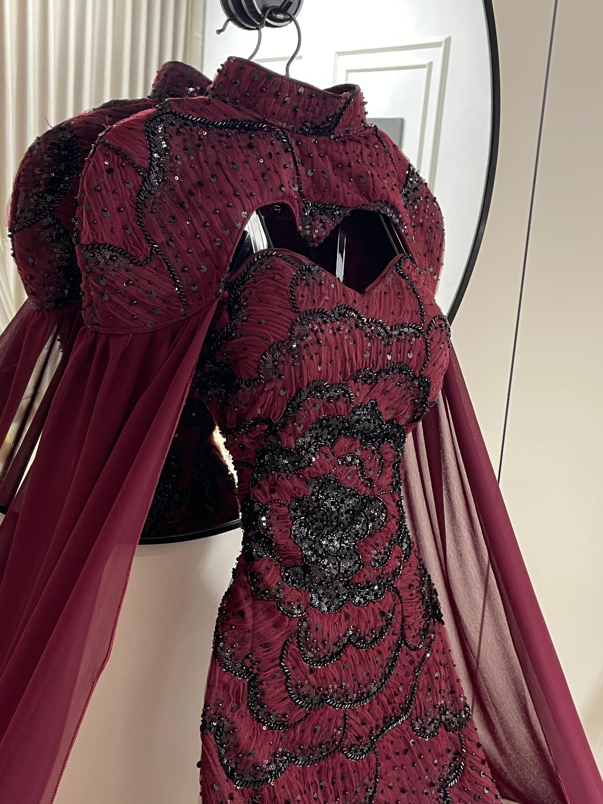 فستان برغندي فاخر مزين بتفاصيل لامعة من روزيتا - الصورة 4