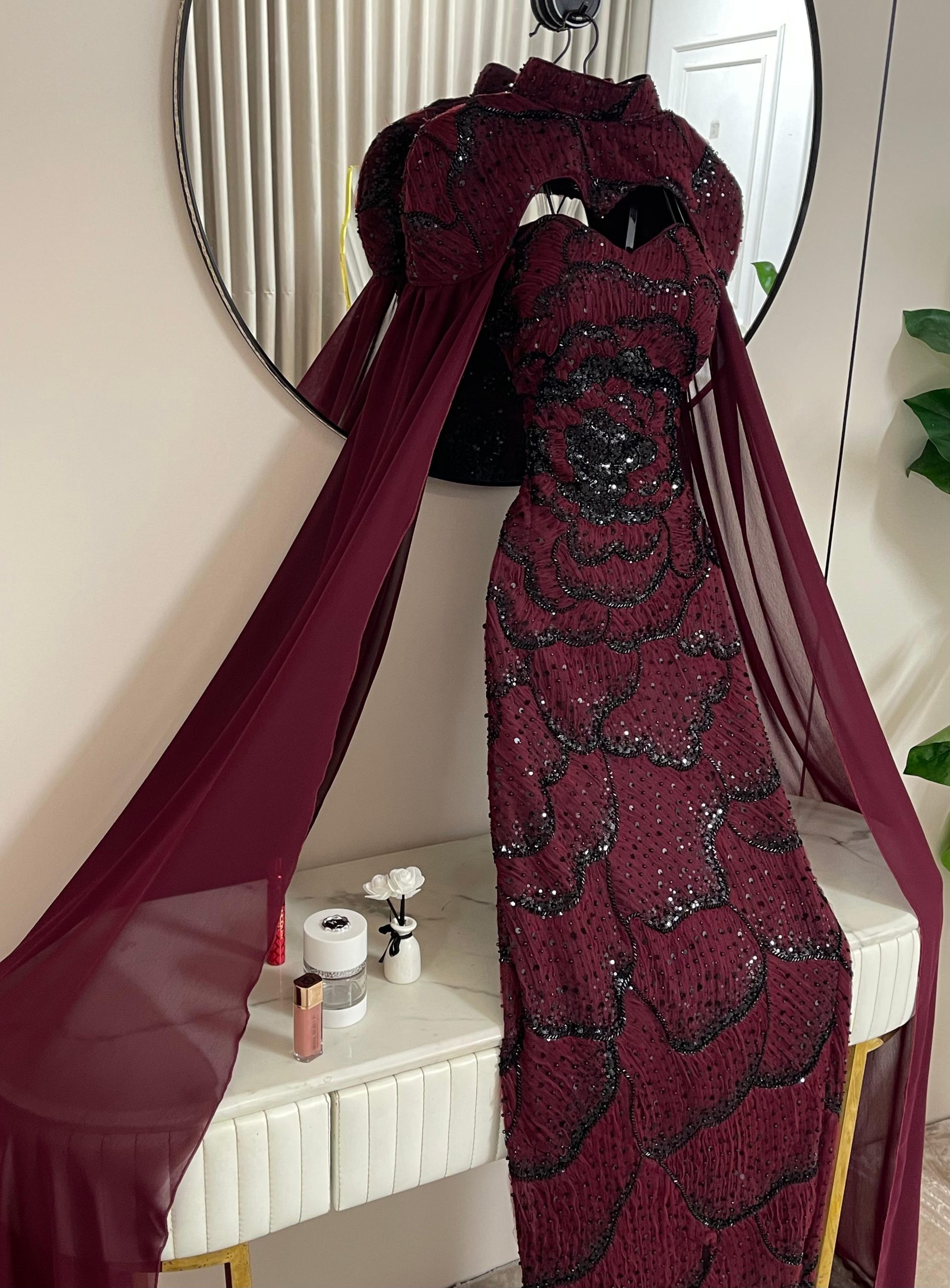 فستان برغندي فاخر مزين بتفاصيل لامعة من روزيتا