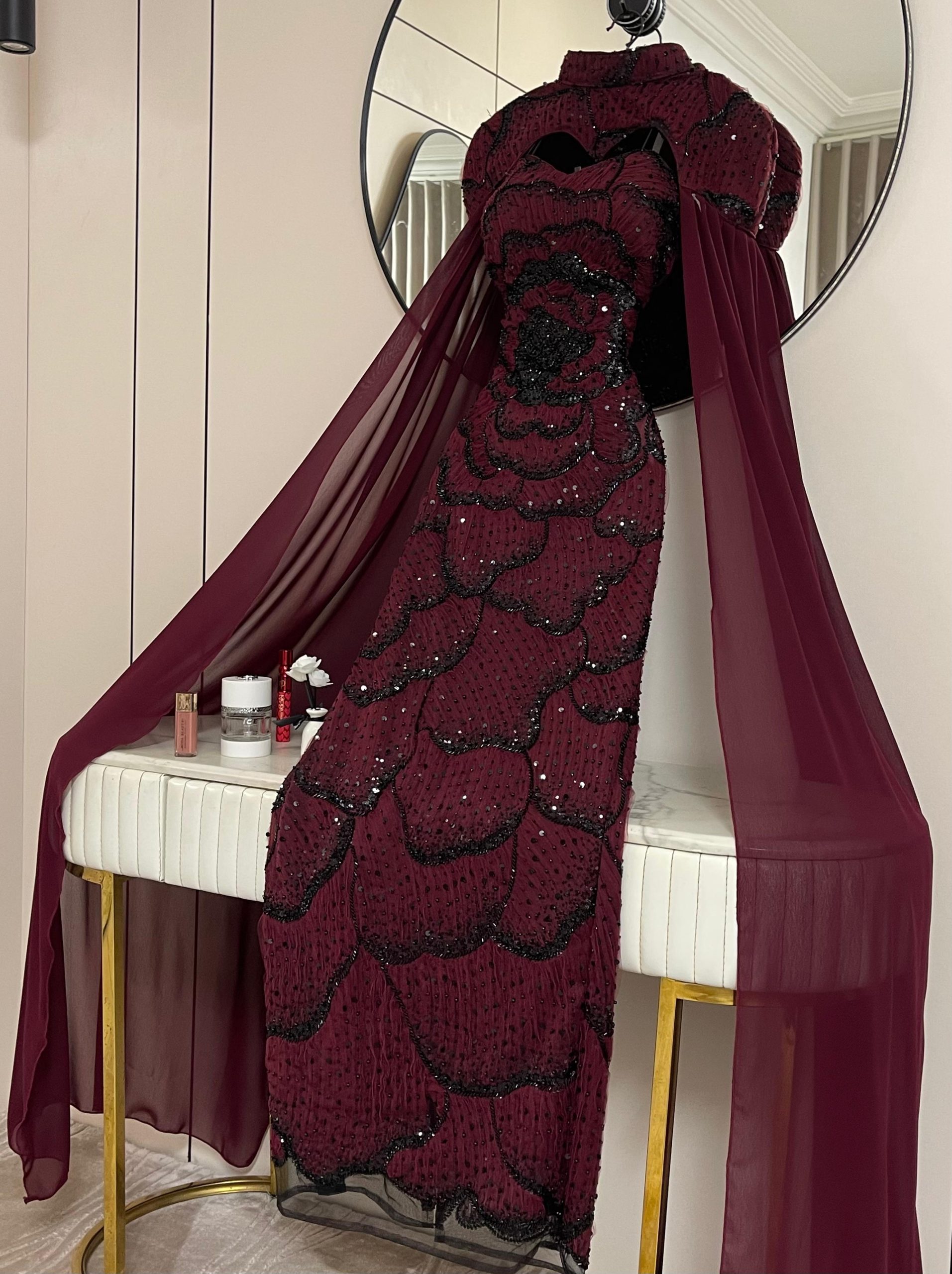 فستان برغندي فاخر مزين بتفاصيل لامعة من روزيتا - الصورة 3