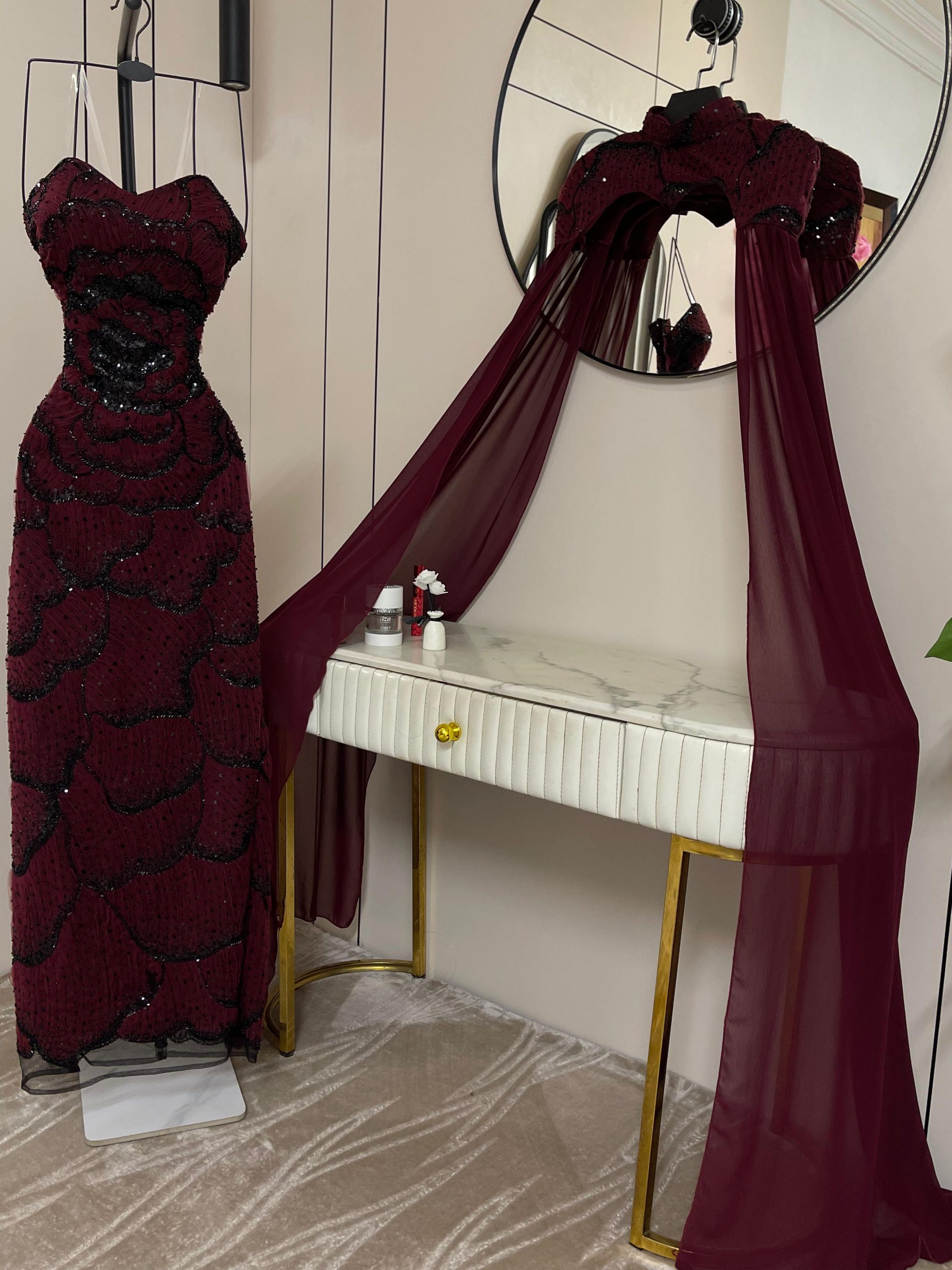 فستان برغندي فاخر مزين بتفاصيل لامعة من روزيتا - الصورة 2