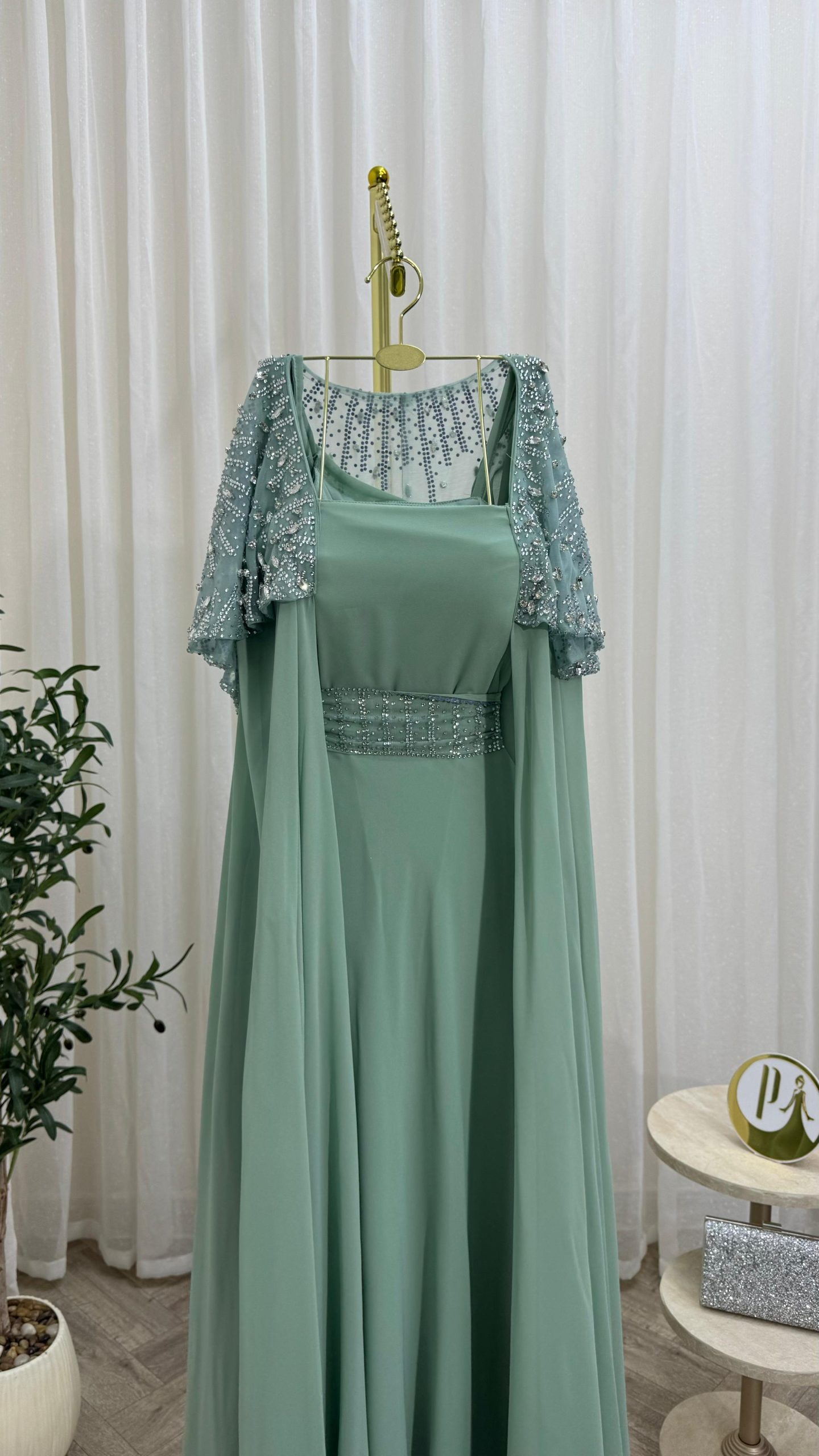 فستان أخضر فاخر مزين بتفاصيل لامعة - الصورة 6
