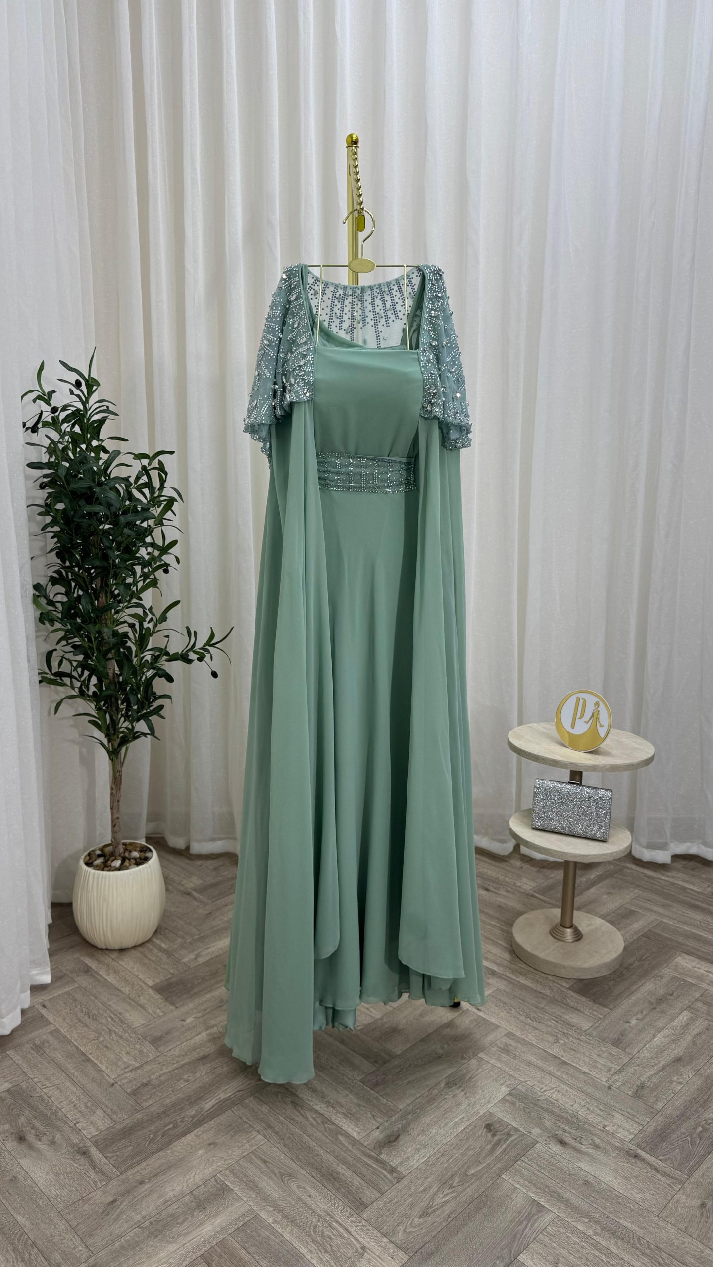 فستان أخضر فاخر مزين بتفاصيل لامعة - الصورة 3