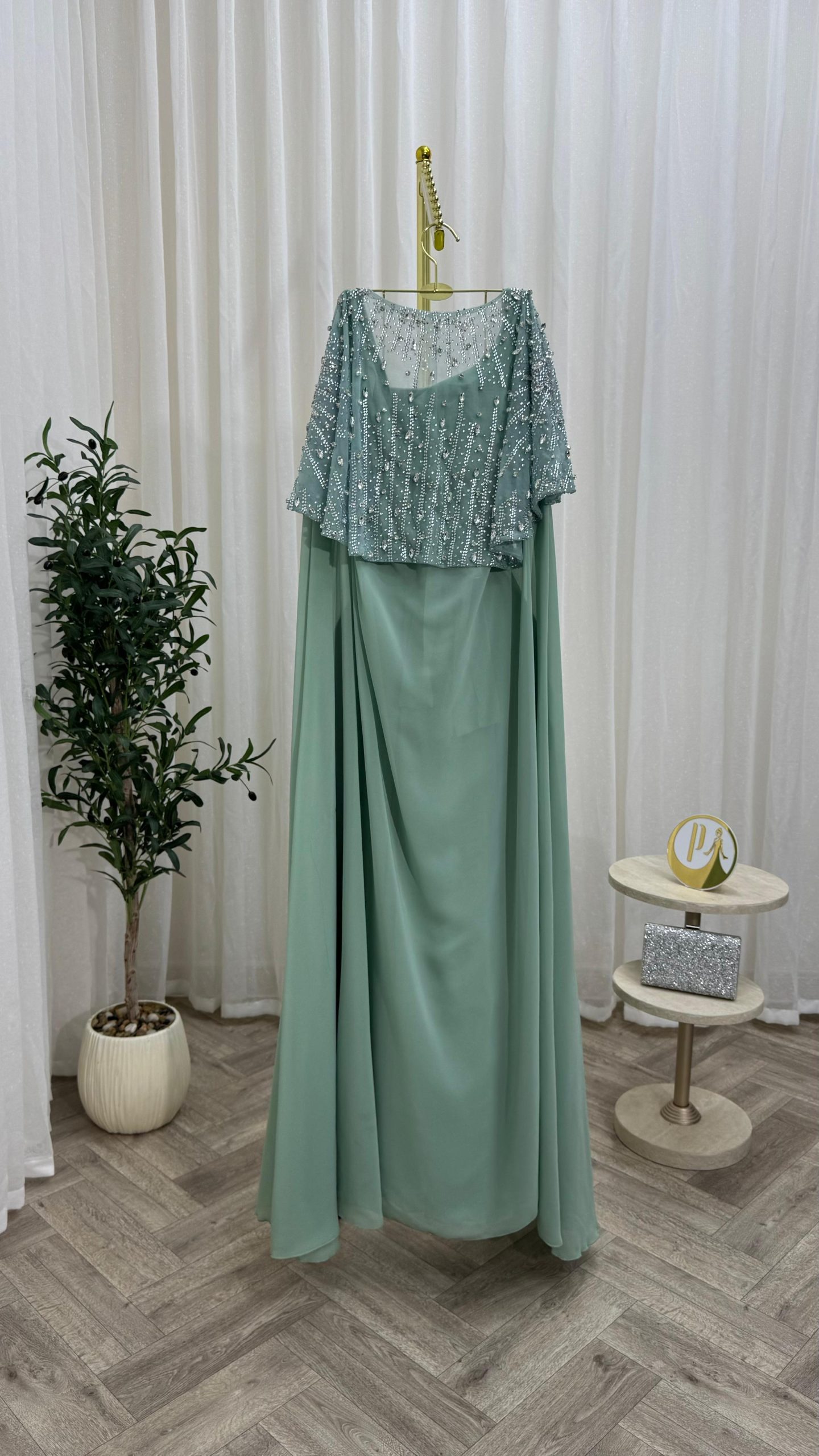 فستان أخضر فاخر مزين بتفاصيل لامعة - الصورة 5