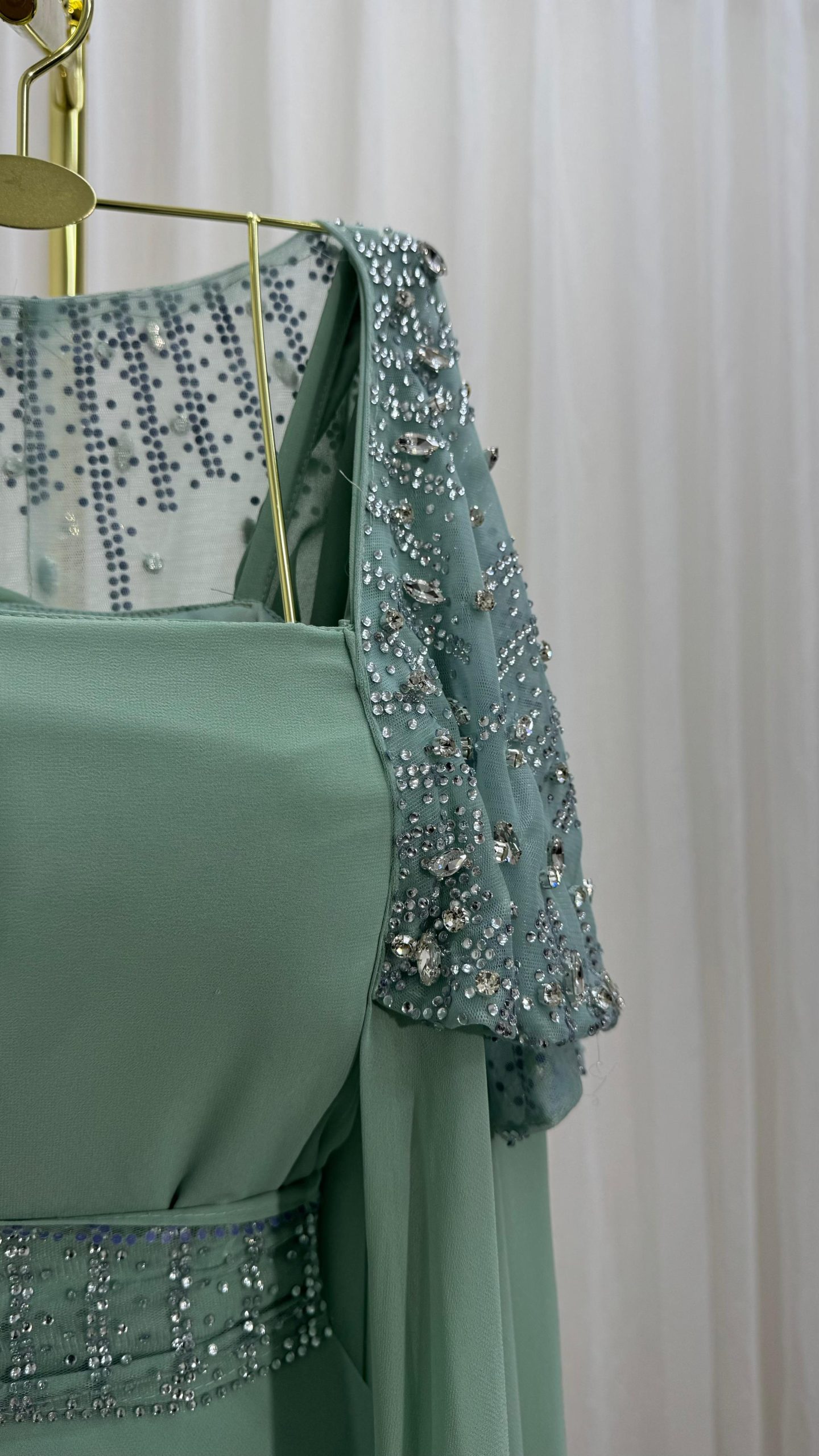 فستان أخضر فاخر مزين بتفاصيل لامعة - الصورة 4