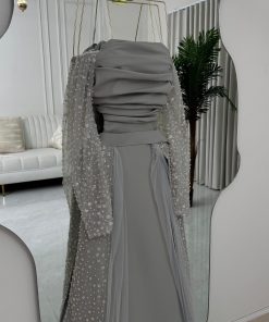 فستان سهرة رمادي فاخر بتفاصيل لؤلؤية
