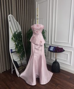 Alternative view of فستان سهرة وردي مزخرف بالخرز