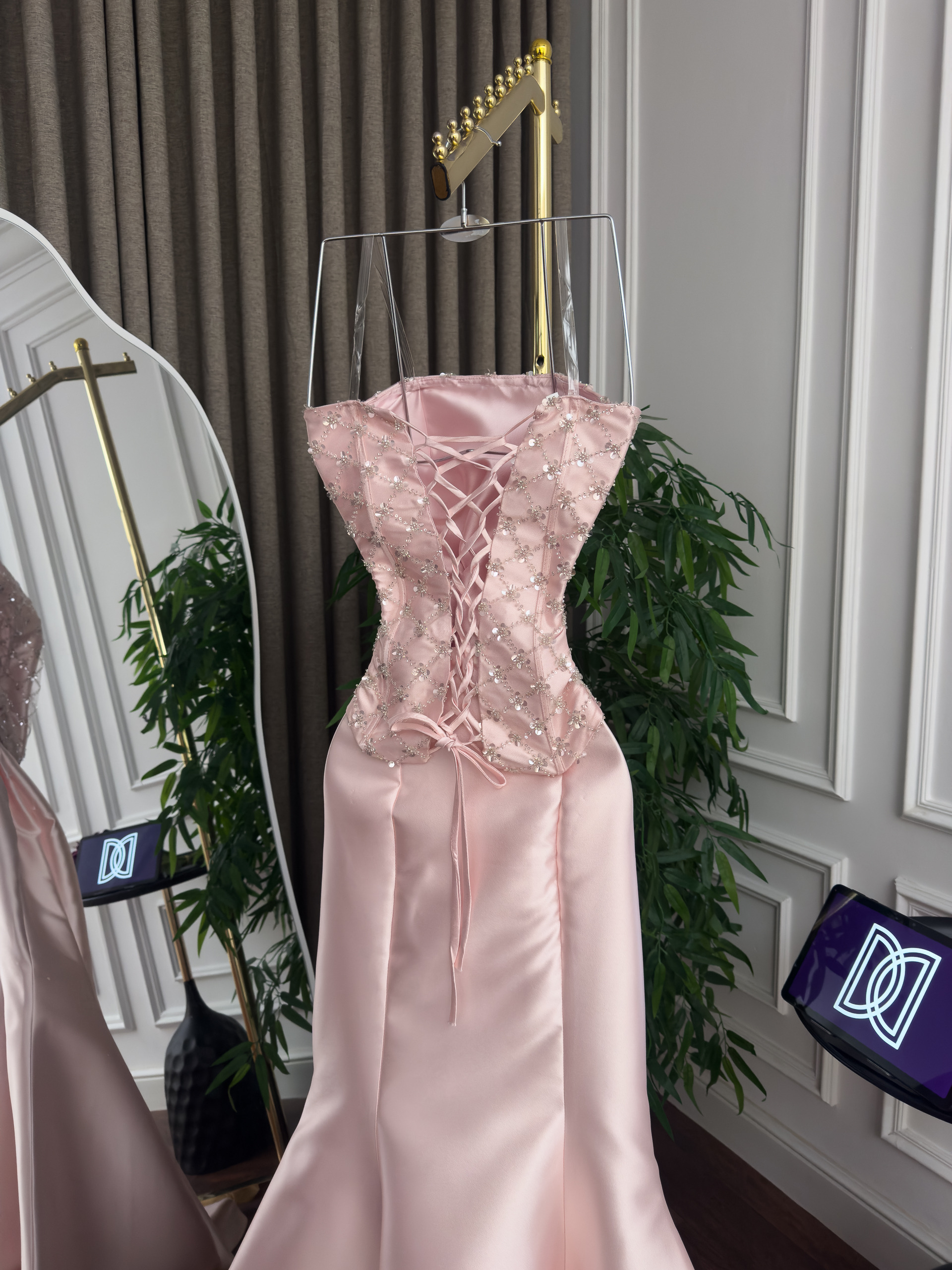 فستان سهرة وردي مزخرف بالخرز - الصورة 5