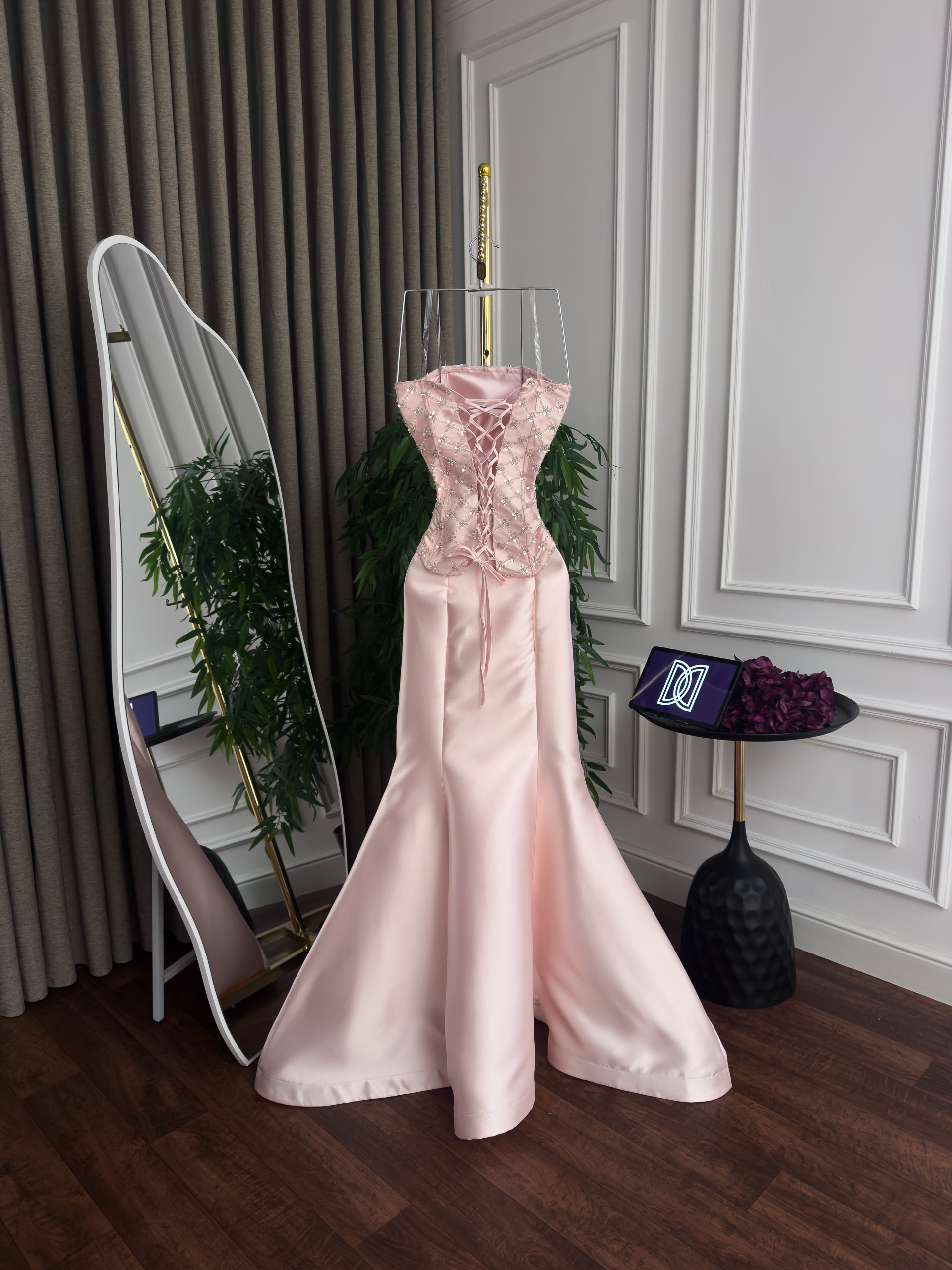 فستان سهرة وردي مزخرف بالخرز - الصورة 3