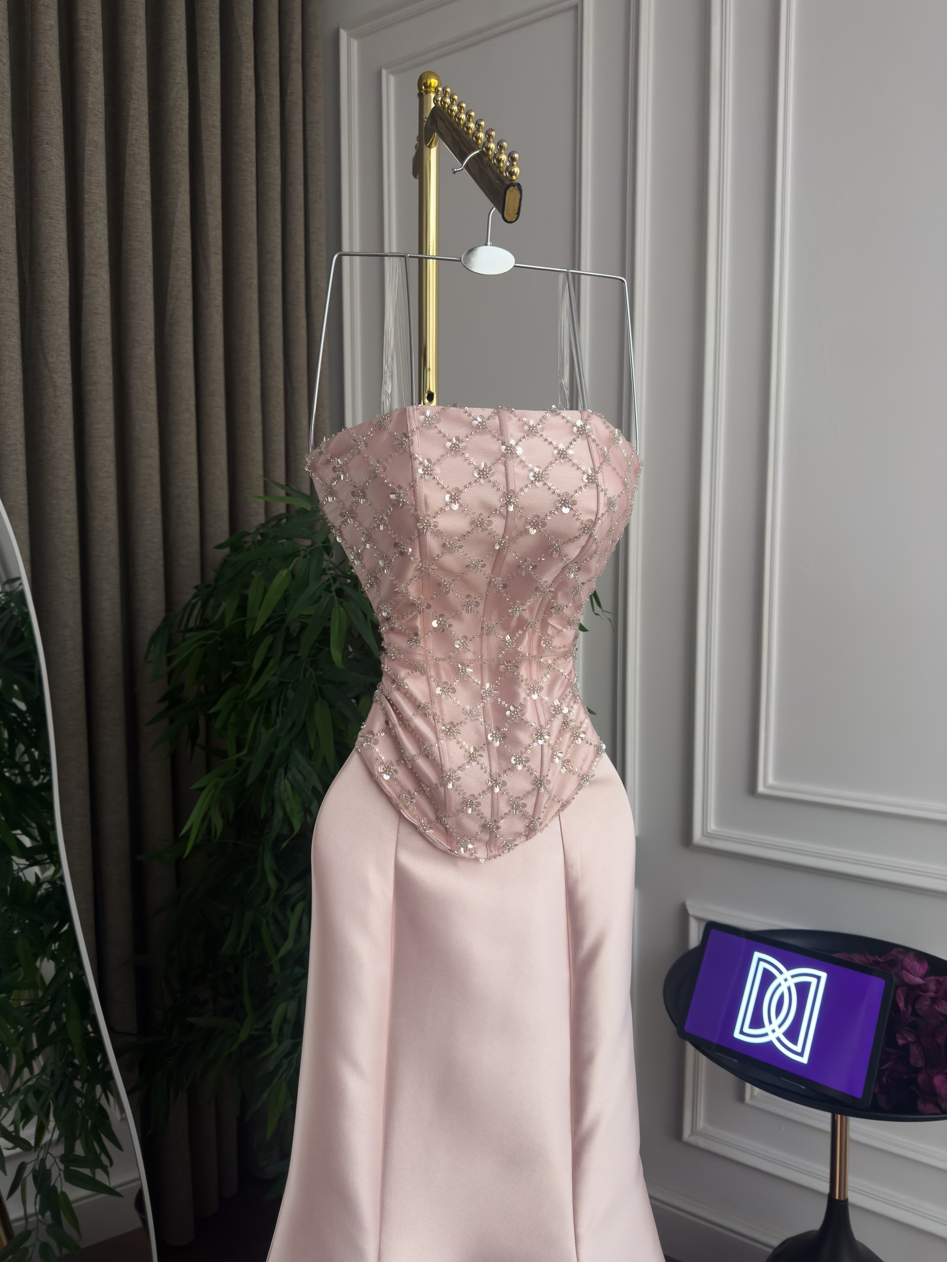 فستان سهرة وردي مزخرف بالخرز - الصورة 4