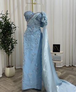 فستان سهرة سماوي مطرز بتفاصيل ثلاثية الأبعاد مع ذيل ملكي فاخر