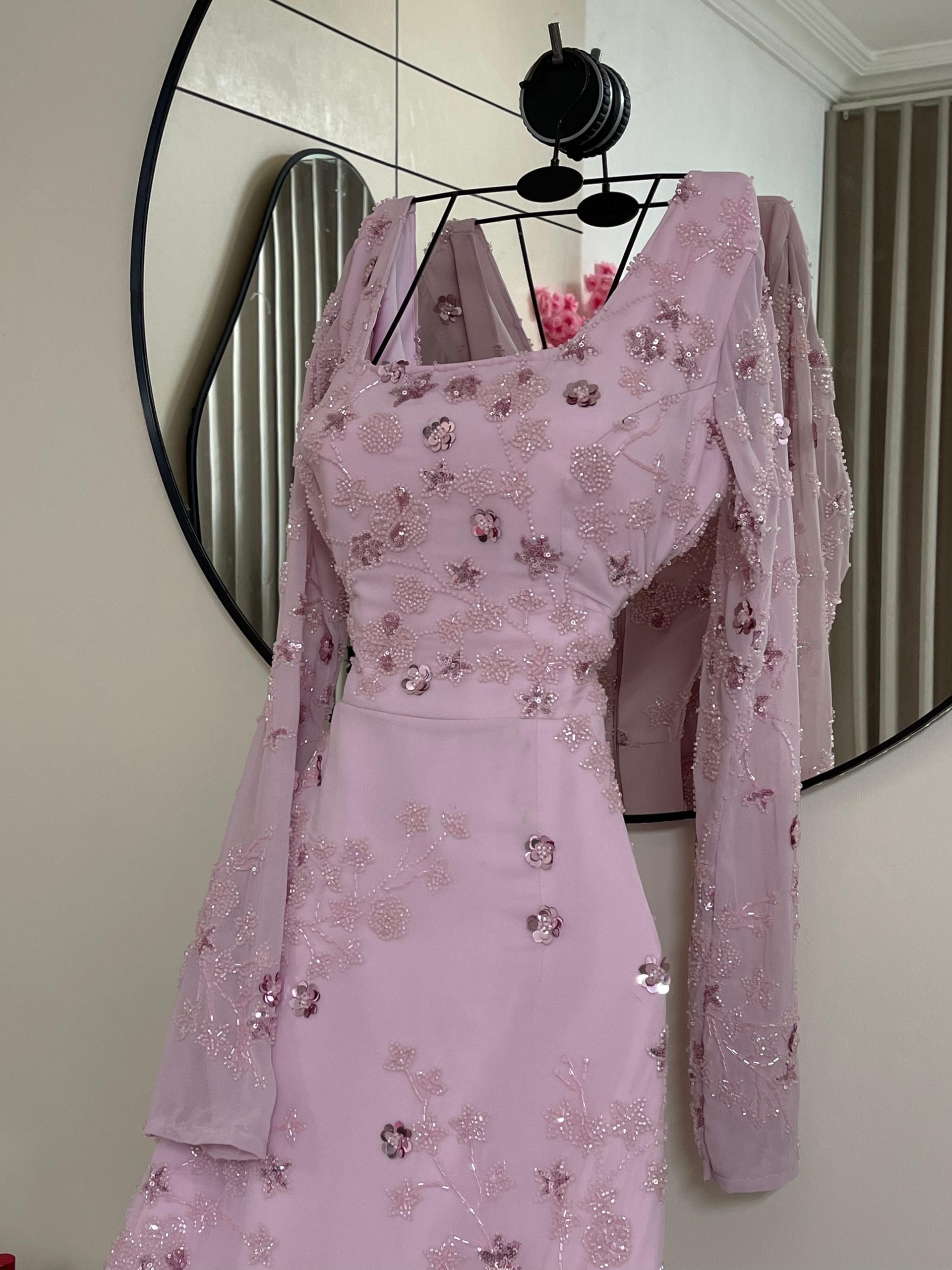 فستان سهرة وردي من روزيتا: نعومة وفخامة بلمسة تميّز المرأة السعودية - الصورة 2