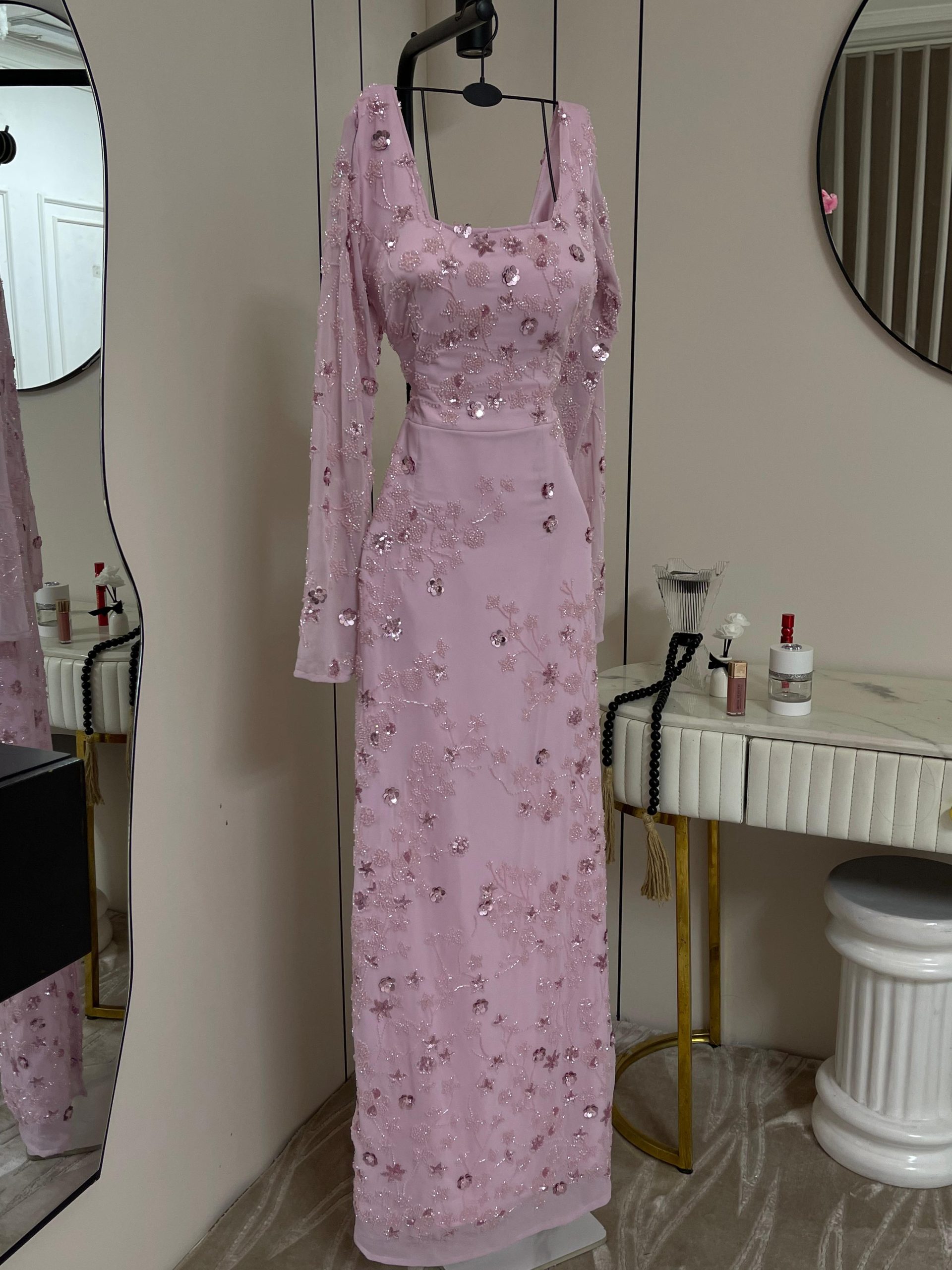 فستان سهرة وردي من روزيتا: نعومة وفخامة بلمسة تميّز المرأة السعودية