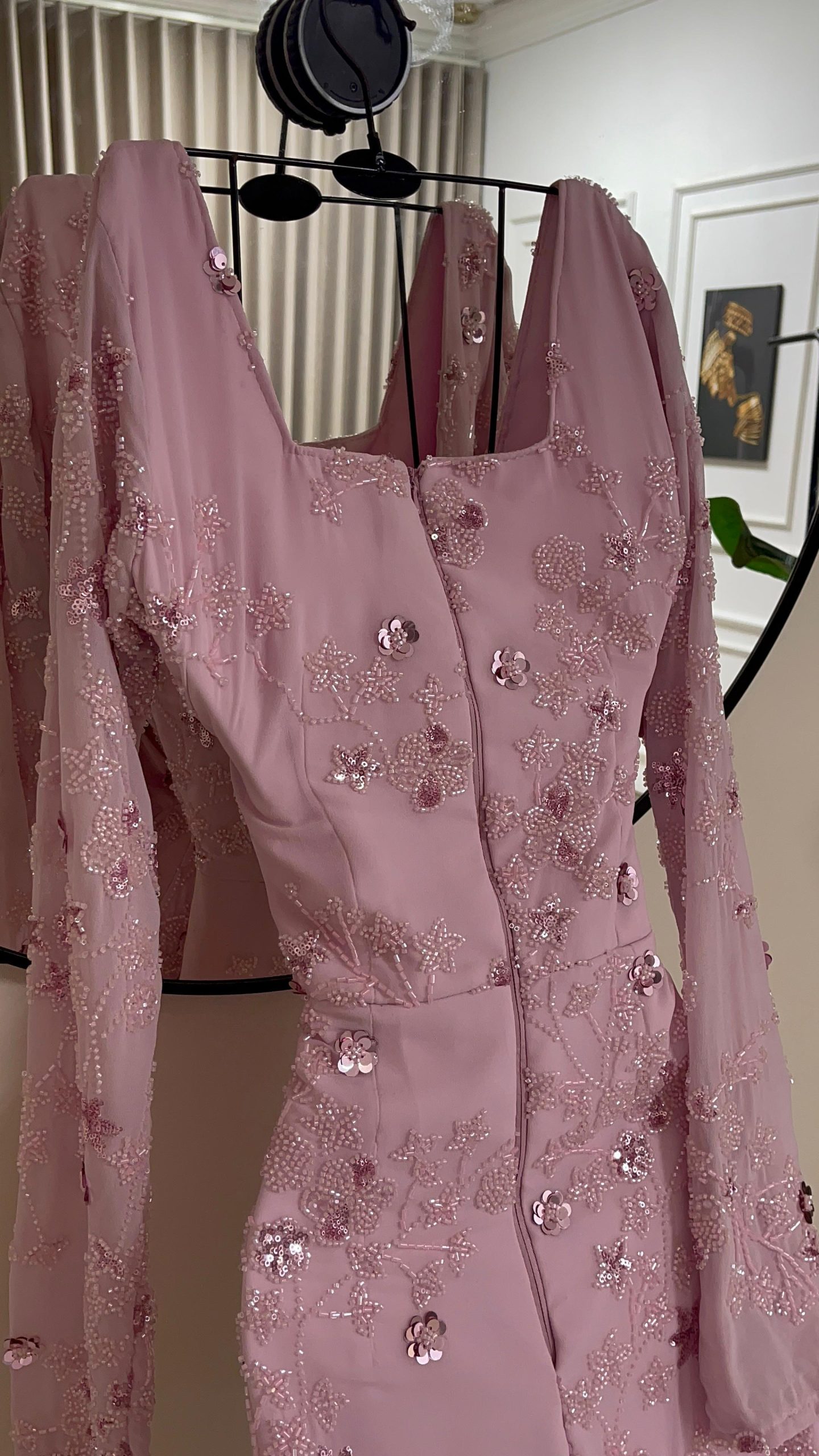 فستان سهرة وردي من روزيتا: نعومة وفخامة بلمسة تميّز المرأة السعودية - الصورة 3