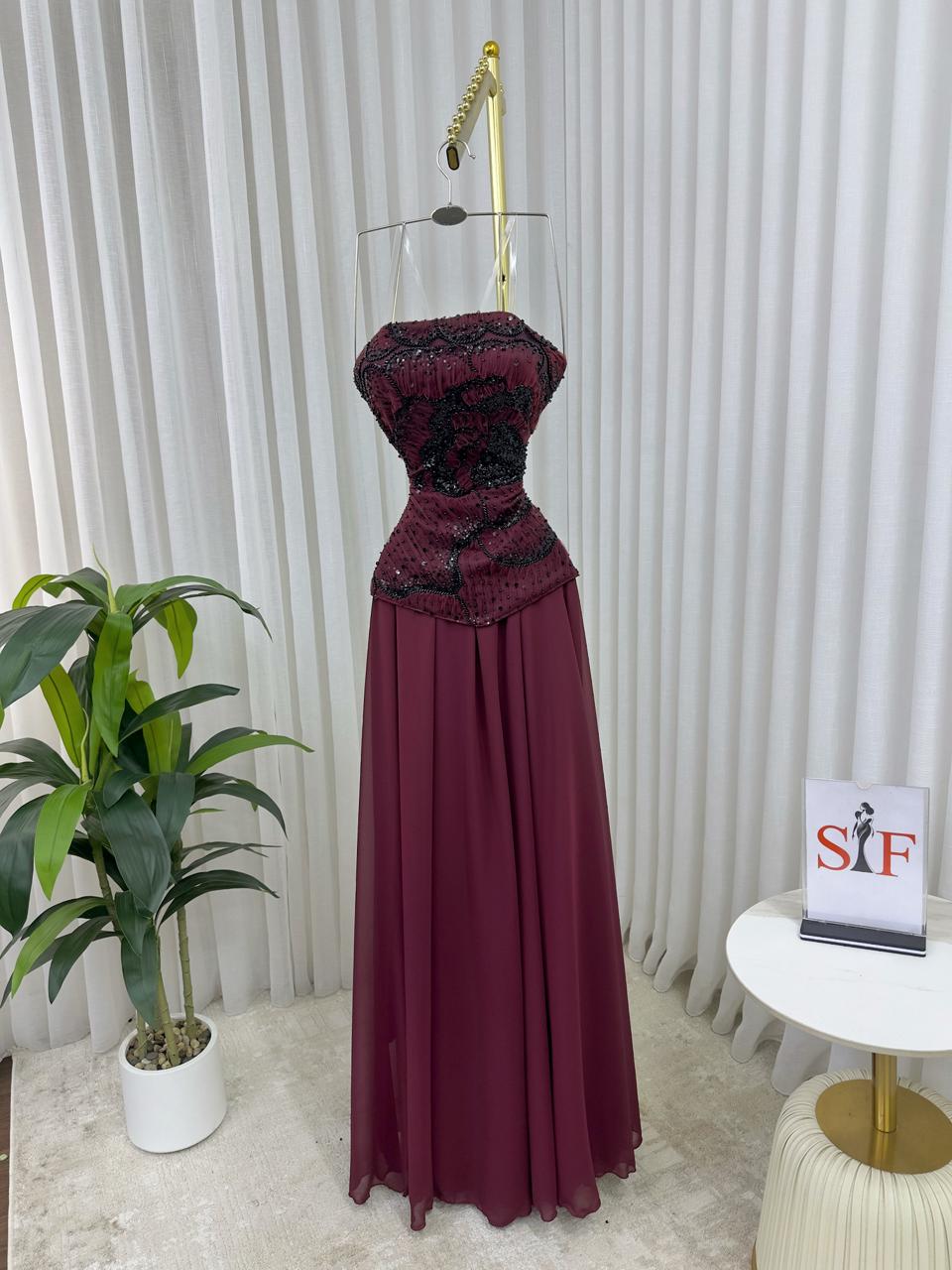 فستان سهرة بوردو مزخرف بالخرز تصميم فخم وأنيق - الصورة 2