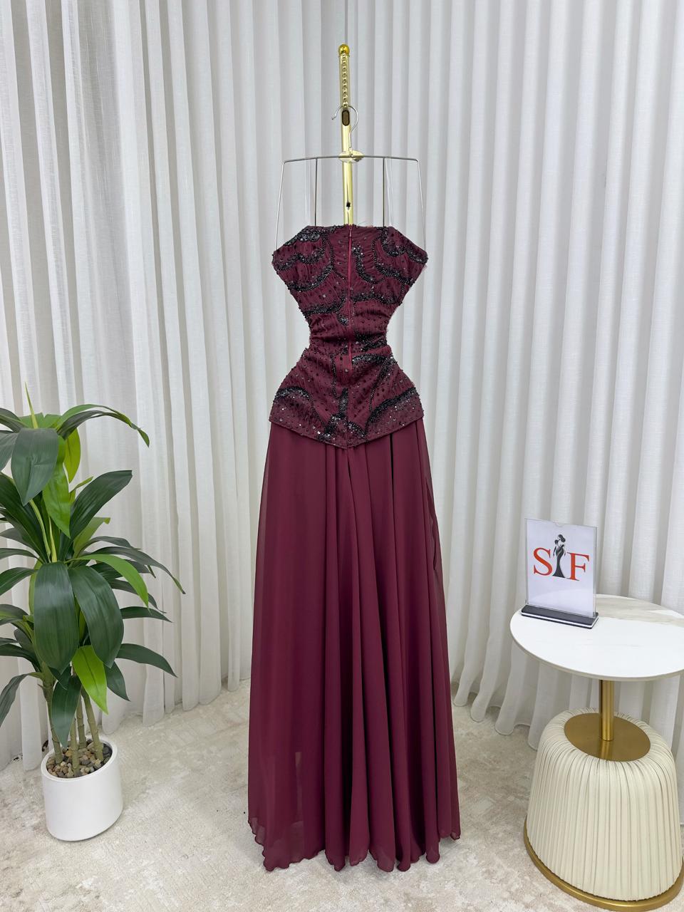 فستان سهرة بوردو مزخرف بالخرز تصميم فخم وأنيق - الصورة 3
