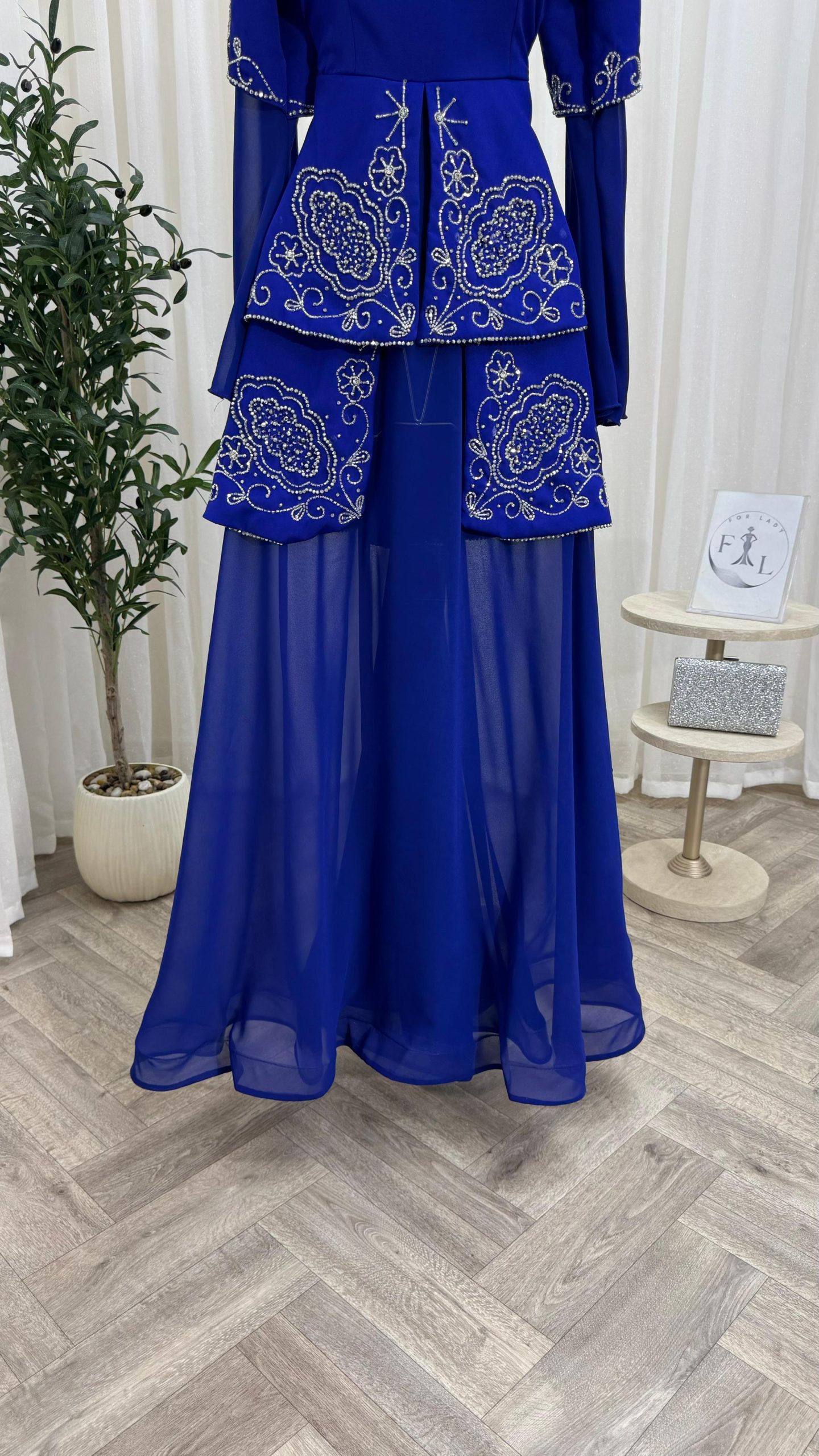 فستان سهرة طويل مزخرف بالخرز بلون الأزرق الملكي - الصورة 5