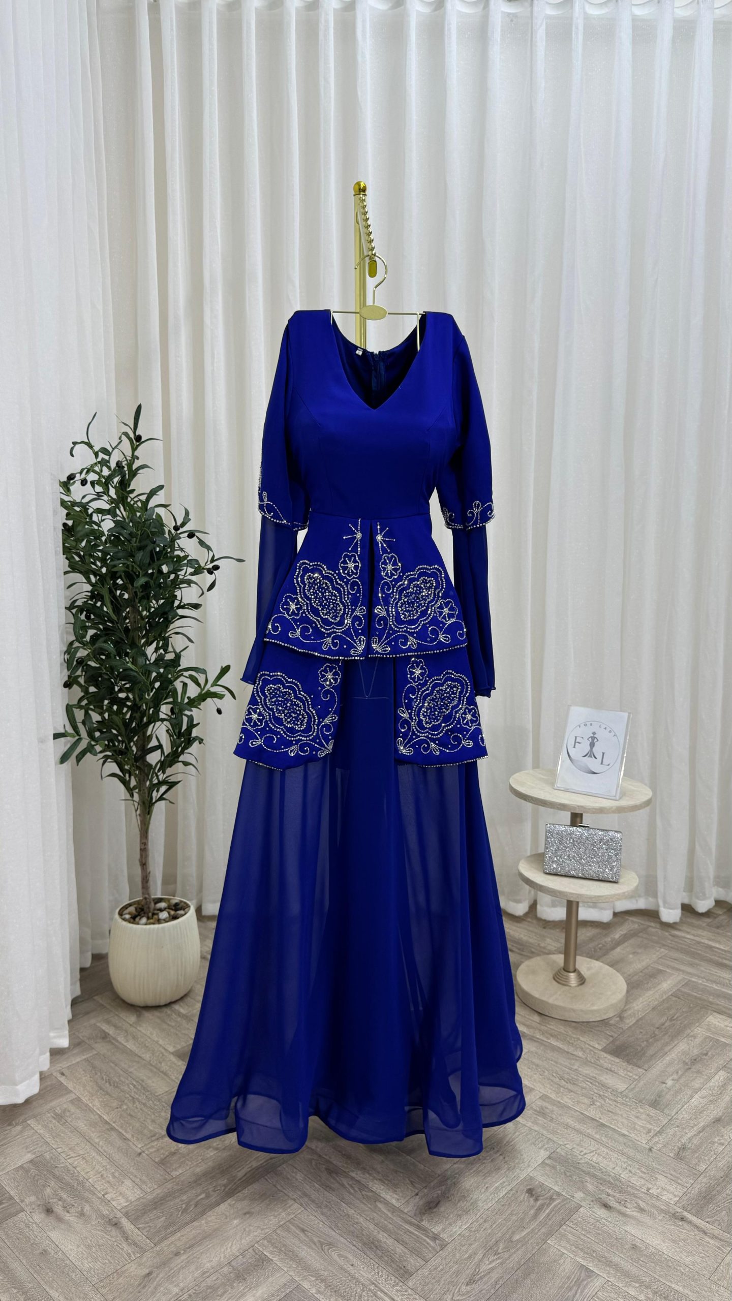 فستان سهرة طويل مزخرف بالخرز بلون الأزرق الملكي - الصورة 4